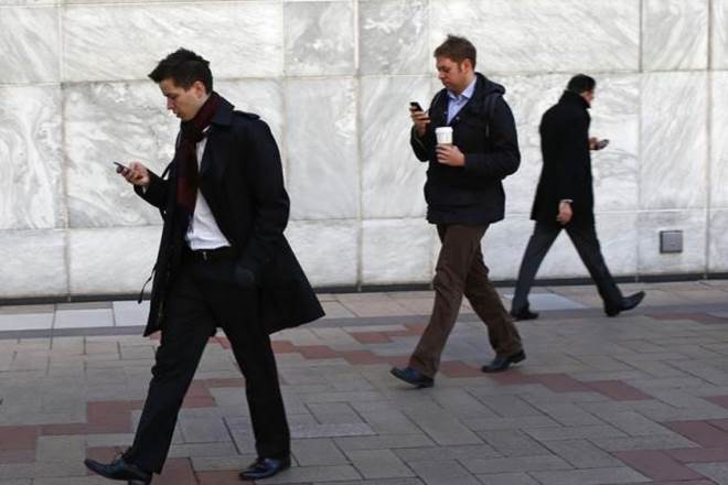 honolulu, honolulu law, texting, smartphones, pedestrians, Distracted walkers, city of Honolulu, mobile phones, electronic devices