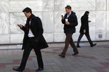 honolulu, honolulu law, texting, smartphones, pedestrians, Distracted walkers, city of Honolulu, mobile phones, electronic devices