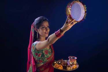 Karva Chauth 2017, what to avoid while doing nirjala, Sargi, Karwa Chauth Vrat tips, tips for nirjala fast, all about karva chauth 2017