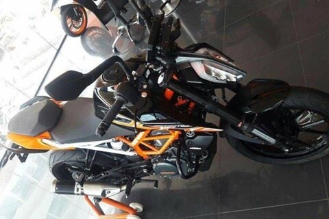 KTM 390 Duke spotted with a new black paint job at dealership