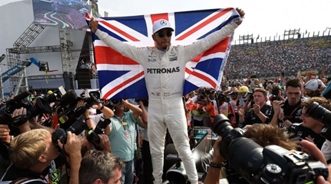 Mercedes' British driver Lewis Hamilton celebrates after winning his fourth Formula One world title despite finishing the Mexican Grand Prix in ninth place, at the Hermanos Rodriguez circuit in Mexico City on October 29, 2017. / AFP PHOTO / Alfredo ESTRELLA (Photo credit should read ALFREDO ESTRELLA/AFP/Getty Images)
