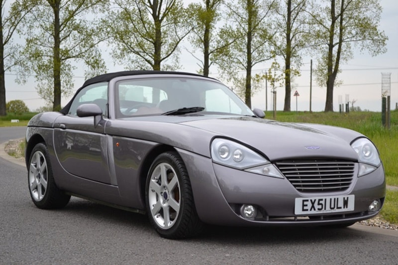 Jenson S-V8: British classic cars are usually known for being quite beautiful to look at. However, what do we have here? A Jenson S-V8. Jenson has nice looking cars in its portfolio, but this one looks like all the body parts were sourced from different cars.