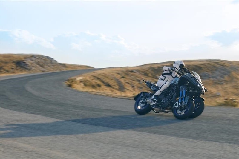 Yamaha says Niken's body design makes full use of the unprecedented front-end suspension mechanisms pairing 15-inch front wheels with dual-tube upside-down forks to visually accentuate the machine’s sporty performance and create a high-quality look and feel at the same time.