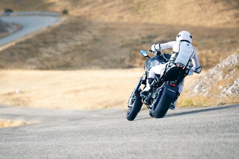 It is expected to be powered by a 847cc liquid-cooled, inline three-cylinder engine that produces 113.4 hp at 10,000 rpm and 87.5 Nm of torque at 8,500 rpm. The two wheels up front means novice riders will be able to access more of Niken's power and have better balance while leaning.
