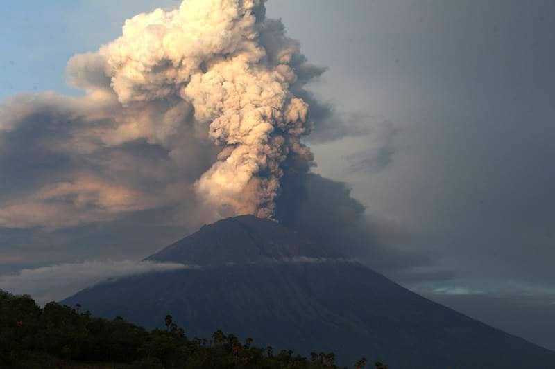 Mount Agung bali, Mount Agung live, Mount Agung volcano eruption, agung volcano, agung mountain, volcano in bali, Mount Agung volcano erupts in Karangasem, Mount Agung volcano, Karangasem, bali, Indonesia, Mount Agung latest