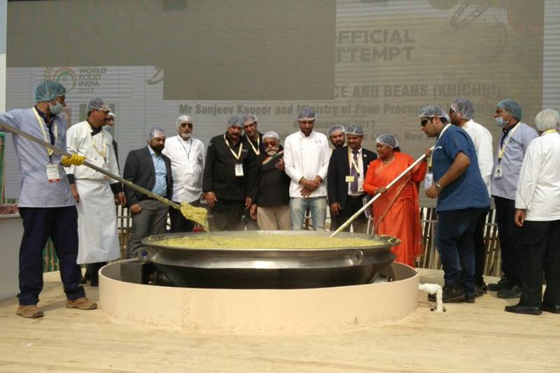 khichdi, khichdi at world food india, khichdi cooking at world food india, world food india, world food india 2017, record khichdi, india prepares record khichdi, khichdi news, india news