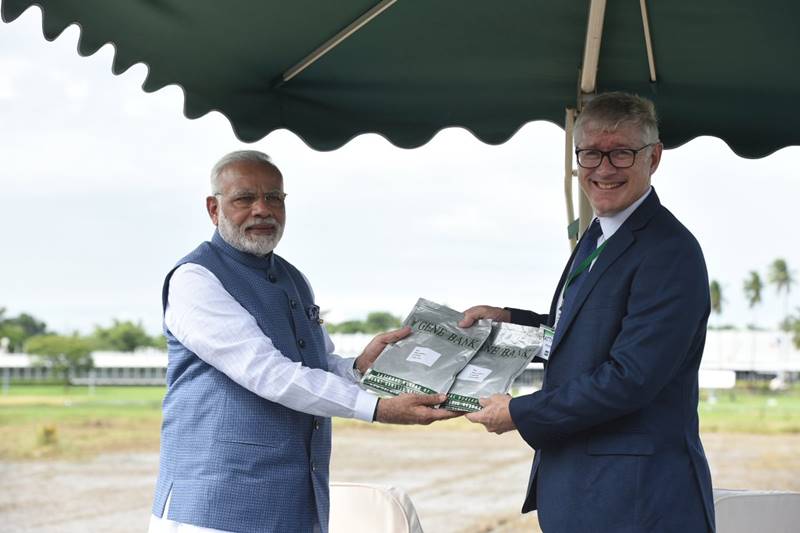 Narendra Modi in Philippines, Narendra Modi Philippines visit, Narendra Modi in manila, pm modi, pm narendra modi, PM visits rice research institute, latest news, latest pics, modi photos, modi in philippines photos