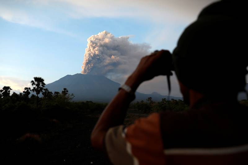 Mount Agung bali, Mount Agung live, Mount Agung volcano eruption, agung volcano, agung mountain, volcano in bali, Mount Agung volcano erupts in Karangasem, Mount Agung volcano, Karangasem, bali, Indonesia, Mount Agung latest