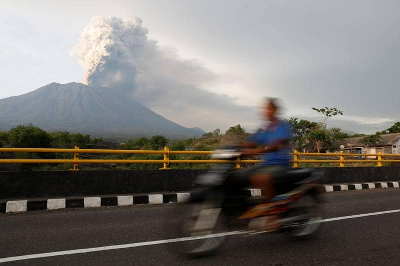 Mount Agung bali, Mount Agung live, Mount Agung volcano eruption, agung volcano, agung mountain, volcano in bali, Mount Agung volcano erupts in Karangasem, Mount Agung volcano, Karangasem, bali, Indonesia, Mount Agung latest