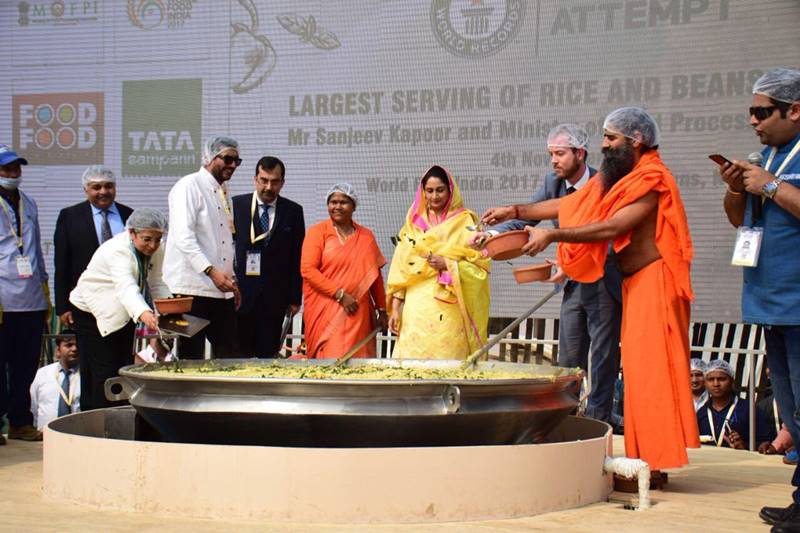 khichdi, khichdi at world food india, khichdi cooking at world food india, world food india, world food india 2017, record khichdi, india prepares record khichdi, khichdi news, india news