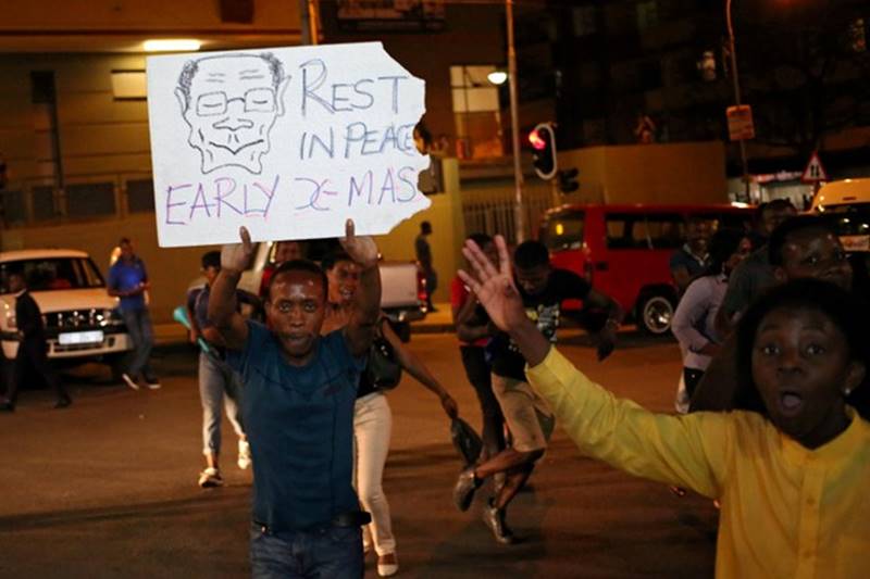 robert mugabe, robert mugabe resigns, Zimbabwe, Zimbabwe celebrates, south africa, mugabe, mugabe life, mugabe wife, mugabe rule, mugabe rule ends, zimbabwe latest news