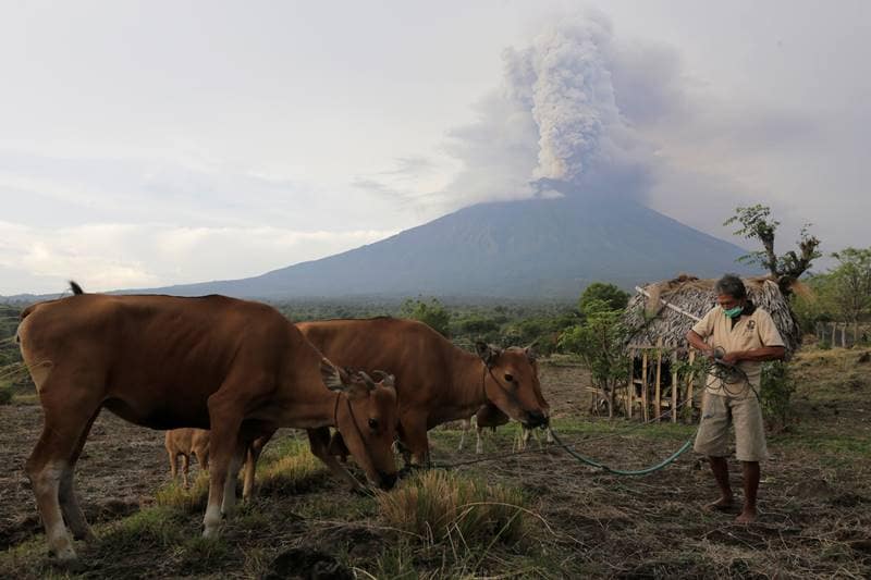 Mount Agung bali, Mount Agung live, Mount Agung volcano eruption, agung volcano, agung mountain, volcano in bali, Mount Agung volcano erupts in Karangasem, Mount Agung volcano, Karangasem, bali, Indonesia, Mount Agung latest