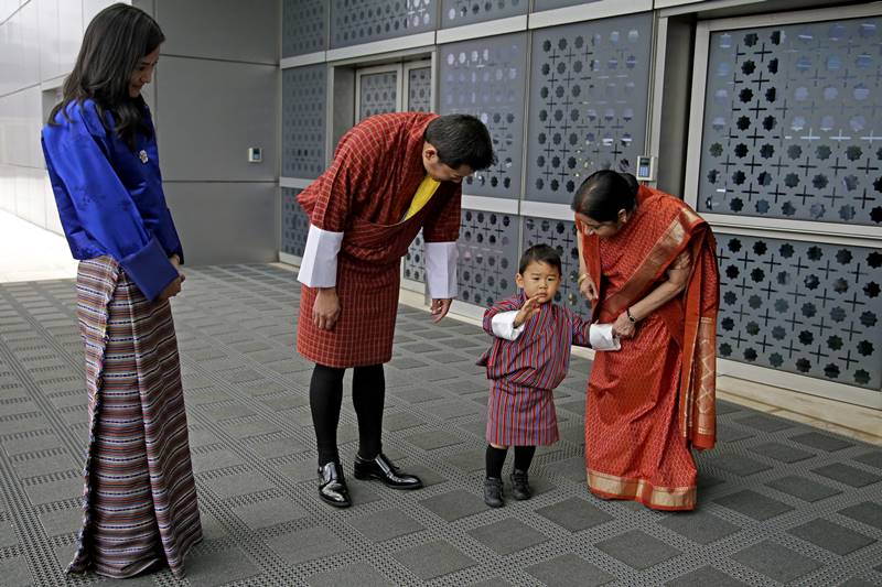 bhutan king, pm narendra modi, pm modi, modi, Jigme Khesar Namgyel Wangchuck, Jetsun Pema Wangchuck, Jigme Namgyel Wangchuck, FIFA U-17 World Cup, bhutan king meets pm modi