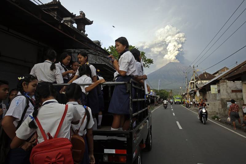 Mount Agung bali, Mount Agung live, Mount Agung volcano eruption, agung volcano, agung mountain, volcano in bali, Mount Agung volcano erupts in Karangasem, Mount Agung volcano, Karangasem, bali, Indonesia, Mount Agung latest
