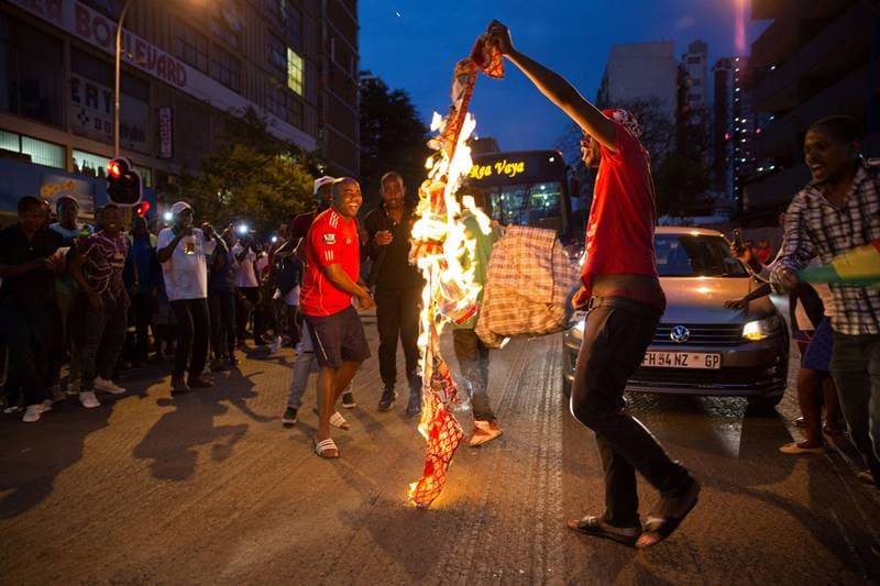 robert mugabe, robert mugabe resigns, Zimbabwe, Zimbabwe celebrates, south africa, mugabe, mugabe life, mugabe wife, mugabe rule, mugabe rule ends, zimbabwe latest news