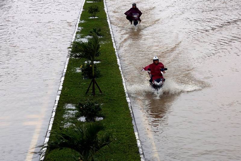Typhoon Damrey, Typhoon, Damrey, Vietnam, storm, floods, powerful typhoon, typhoon damrey hits vietnam, vietnam hit by Typhoon Damrey, flooding, Asia-Pacific summit, economic summit, death toll