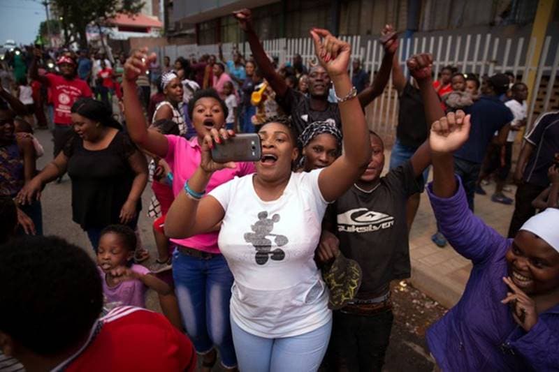 robert mugabe, robert mugabe resigns, Zimbabwe, Zimbabwe celebrates, south africa, mugabe, mugabe life, mugabe wife, mugabe rule, mugabe rule ends, zimbabwe latest news