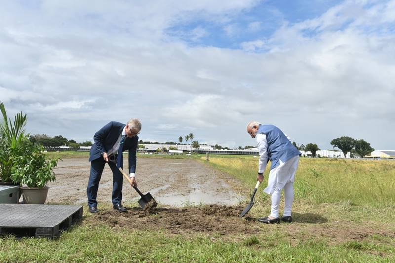 Narendra Modi in Philippines, Narendra Modi Philippines visit, Narendra Modi in manila, pm modi, pm narendra modi, PM visits rice research institute, latest news, latest pics, modi photos, modi in philippines photos