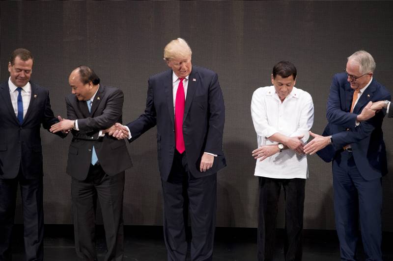ASEAN summit in Manila, Donald Trump baffled, donald trump, narendra modi, pm modi live, asean summit live, manila, asean summit news, asean summit update, modi news, modi update, modi video, modi speech, modi trump meet, donald trump funny, modi funny, us, china, japan, doklam, modi doklam, south china sea, australia