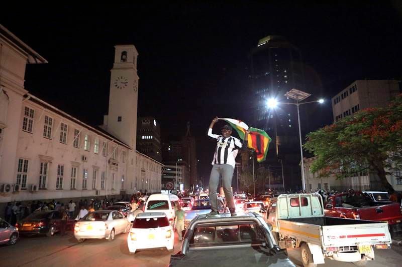 robert mugabe, robert mugabe resigns, Zimbabwe, Zimbabwe celebrates, south africa, mugabe, mugabe life, mugabe wife, mugabe rule, mugabe rule ends, zimbabwe latest news