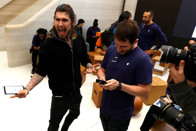 apple, apple iphone x, iphone x, iphone x in stores, iphone x launce, iphone x on sale, iphone x, apple store, buy iphone x, buy apple iphone x