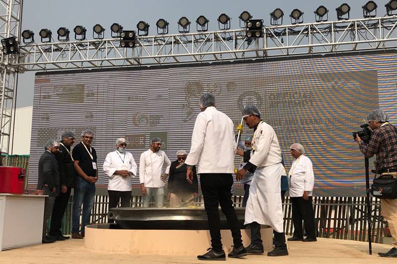 khichdi, khichdi at world food india, khichdi cooking at world food india, world food india, world food india 2017, record khichdi, india prepares record khichdi, khichdi news, india news