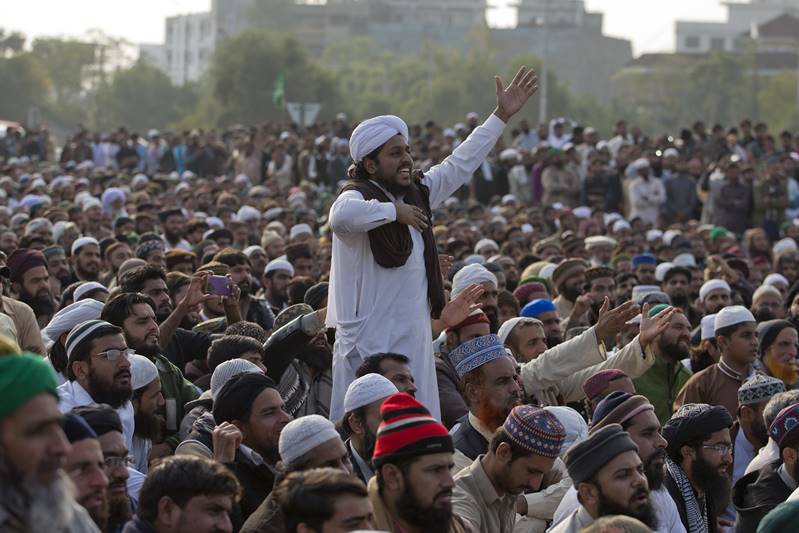pakistan, islamabad, Tehreek-e-Labaik, Islamist party Tehreek-e-Labaik, Islamist party, Zahid Hamid, protest, protest in pakistan, terrorist, terrorism
