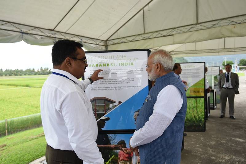 Narendra Modi in Philippines, Narendra Modi Philippines visit, Narendra Modi in manila, pm modi, pm narendra modi, PM visits rice research institute, latest news, latest pics, modi photos, modi in philippines photos