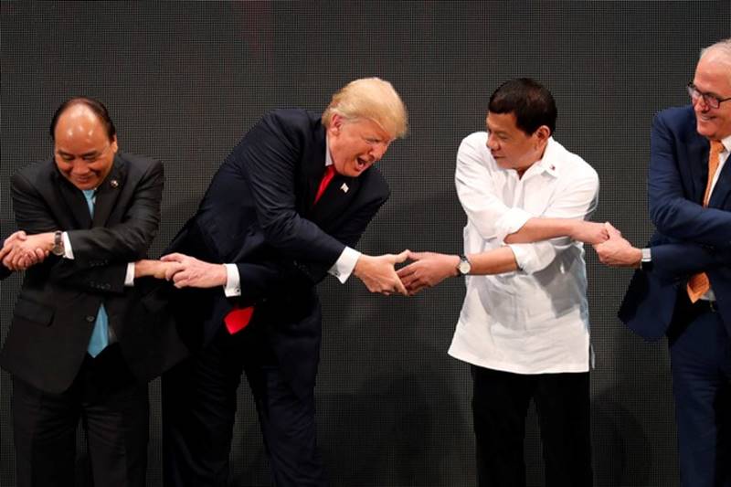 ASEAN summit in Manila, Donald Trump baffled, donald trump, narendra modi, pm modi live, asean summit live, manila, asean summit news, asean summit update, modi news, modi update, modi video, modi speech, modi trump meet, donald trump funny, modi funny, us, china, japan, doklam, modi doklam, south china sea, australia