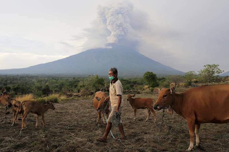 Mount Agung bali, Mount Agung live, Mount Agung volcano eruption, agung volcano, agung mountain, volcano in bali, Mount Agung volcano erupts in Karangasem, Mount Agung volcano, Karangasem, bali, Indonesia, Mount Agung latest
