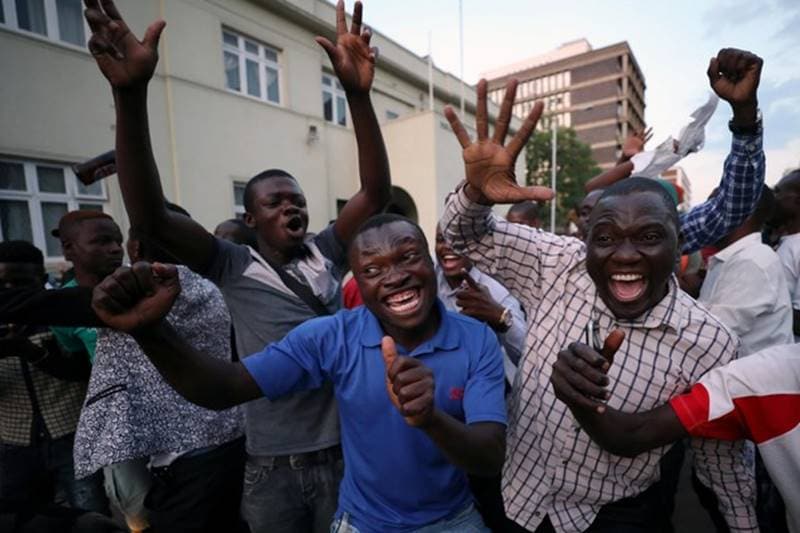 robert mugabe, robert mugabe resigns, Zimbabwe, Zimbabwe celebrates, south africa, mugabe, mugabe life, mugabe wife, mugabe rule, mugabe rule ends, zimbabwe latest news
