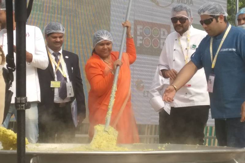 khichdi, khichdi at world food india, khichdi cooking at world food india, world food india, world food india 2017, record khichdi, india prepares record khichdi, khichdi news, india news