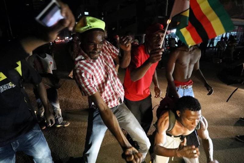 robert mugabe, robert mugabe resigns, Zimbabwe, Zimbabwe celebrates, south africa, mugabe, mugabe life, mugabe wife, mugabe rule, mugabe rule ends, zimbabwe latest news