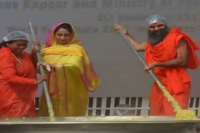 khichdi, khichdi at world food india, khichdi cooking at world food india, world food india, world food india 2017, record khichdi, india prepares record khichdi, khichdi news, india news