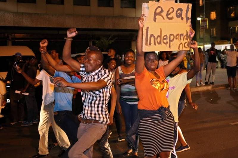 robert mugabe, robert mugabe resigns, Zimbabwe, Zimbabwe celebrates, south africa, mugabe, mugabe life, mugabe wife, mugabe rule, mugabe rule ends, zimbabwe latest news