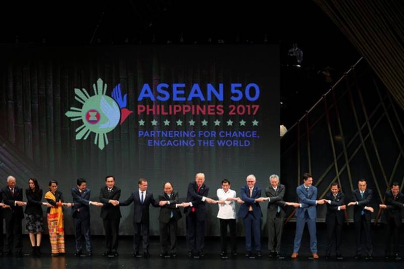 ASEAN summit in Manila, Donald Trump baffled, donald trump, narendra modi, pm modi live, asean summit live, manila, asean summit news, asean summit update, modi news, modi update, modi video, modi speech, modi trump meet, donald trump funny, modi funny, us, china, japan, doklam, modi doklam, south china sea, australia