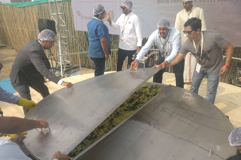 khichdi, khichdi at world food india, khichdi cooking at world food india, world food india, world food india 2017, record khichdi, india prepares record khichdi, khichdi news, india news