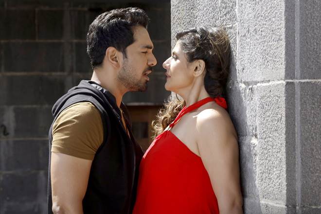 Aksar 2 box office prediction, Aksar 2, Zareen Khan, Sreesanth, Gautam Rode, Pooja Bhatt, Emraan Hashmi, dino Morea, suspense thriller film, emraan hashmi film, 
