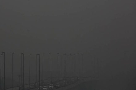 Delhi pollution, delhi smog, delhi flights, delhi trains, train timing, flight schedule, train schedule, delhi schools, delhi pollution image, delhi smog phtoto