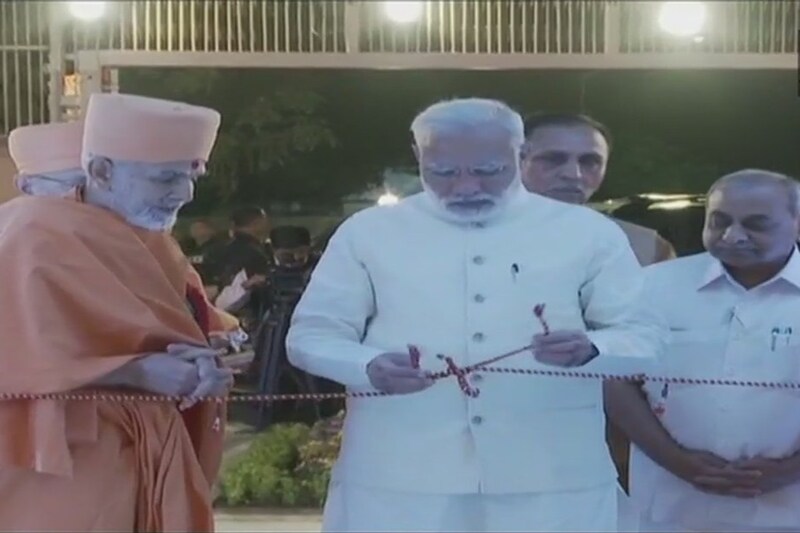 Narendra Modi in Gandhinagar, PM Modi participated in the silver jubilee celebrations of Swaminarayan Akshardham Temple, Narendra Modi in GandhinagaR 2017, ver jubilee celebrations of Swaminarayan Akshardham Temple, Swaminarayan Akshardham Temple