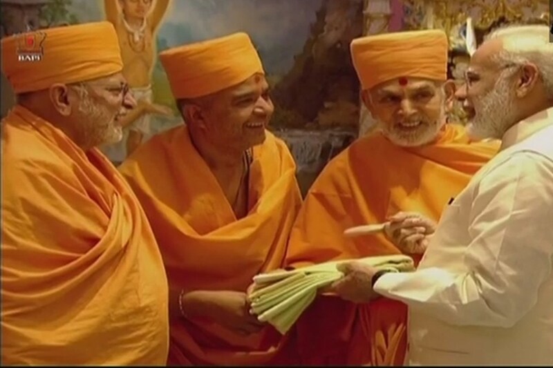 Narendra Modi in Gandhinagar, PM Modi participated in the silver jubilee celebrations of Swaminarayan Akshardham Temple, Narendra Modi in GandhinagaR 2017, ver jubilee celebrations of Swaminarayan Akshardham Temple, Swaminarayan Akshardham Temple