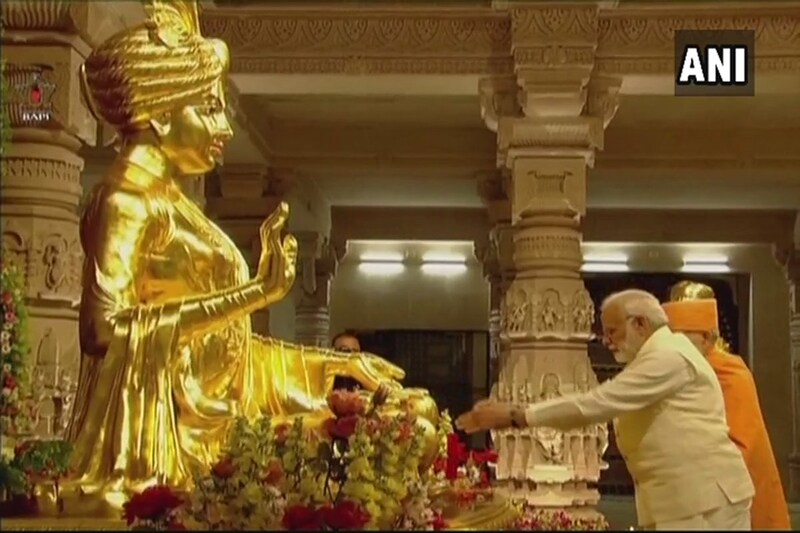 Narendra Modi in Gandhinagar, PM Modi participated in the silver jubilee celebrations of Swaminarayan Akshardham Temple, Narendra Modi in GandhinagaR 2017, ver jubilee celebrations of Swaminarayan Akshardham Temple, Swaminarayan Akshardham Temple