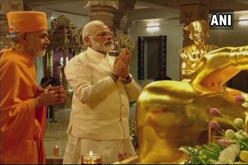 Narendra Modi in Gandhinagar, PM Modi participated in the silver jubilee celebrations of Swaminarayan Akshardham Temple, Narendra Modi in GandhinagaR 2017, ver jubilee celebrations of Swaminarayan Akshardham Temple, Swaminarayan Akshardham Temple