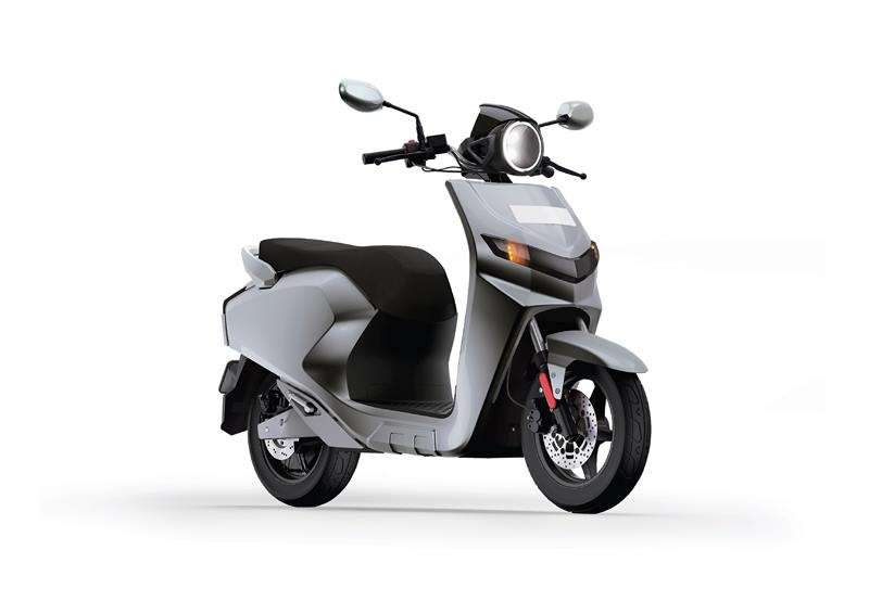 Twenty Two Motors a new start-up which commenced operations in 2016 has for the first time unveiled a new prototype of its electric scooter called FLOW. While the company claims that this is still a prototype, the production version of the Flow e-scooter will be the same as the concept. Flow claims a range of 80 kms per charge and has a top speed of 60 kmph. Twenty Two Motors invested Rs 5 million to set up a facility in Bhiwadi which has an installed capacity of 10,000 units. The FLOW electric scooter will make its market debut in India at the 2018 Auto Expo scheduled in February.