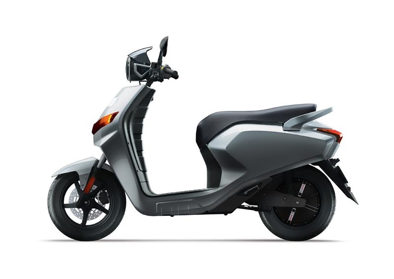 The FLOW Electric scooter looks is the first e-scooter in the market to follow the design language of the conventional scooter and gets tall stance with a longer wheelbase. It features telescopic front suspension and is calibrated for proper balancing. Twenty Two Motors' Flow weights about 85 kgs which will enhance the over all ride handling.