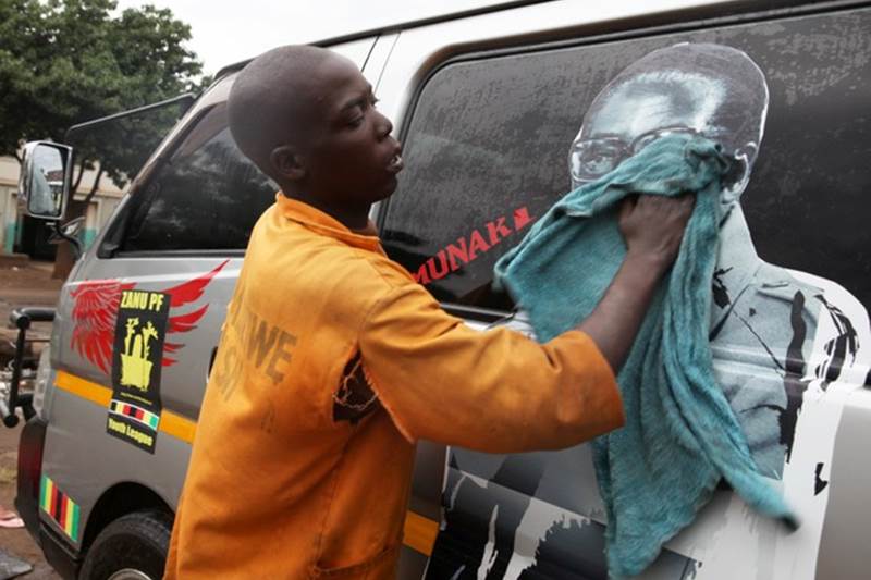Zimbabwe, Zimbabwe military, Zimbabwe military coup, Zimbabwe crisis, Zimbabwe army, President Robert Mugabe, President mugabe, Zimbabwe under military, Major General Sibusiso Moyo, house arrest, Robert Mugabe house arrest, independence, Britain, world news