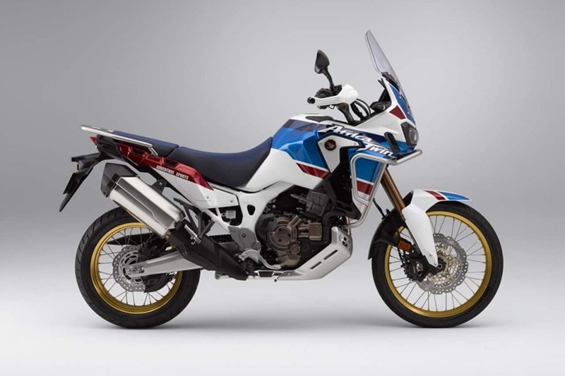 Honda launched their Africa Twin Motorcycle in India last year with 50 units, all which were sold out in less than a week. This weeks EICMA saw Honda’s 2018 Africa Twin break cover, aside from a new set of livery. The 2018 Africa Twin Adventure sport will get a taller windscreen, along with a long range fuel tank from 18.8 litres to 24.2 litres for a 500km range.The Africa Twin Adventure Sport also gets 20 mm of addition ground clearance at an impressive 270 mm now.. We expect it will get come to India by late next year considering the buzz already around the bike