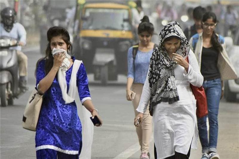 A ‘very poor’ AQI comes with the warning that people may develop respiratory illness on prolonged exposure while exposure to ‘severe’ air affects healthy people and seriously impacts those with existing respiratory or cardiovascular diseases. (PTI)