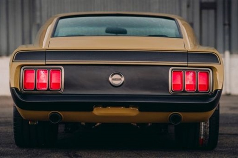 SpeedKore has gone with carbon fibre on the body panels, replacing the hood, the fenders, the bumpers, the deck-lid and the deep chin spoiler, and valence to the Boss as light as possible without compromising on strength. There’s also a Detroit Speed aluminum frame and suspension to help the Boss through the twisties.