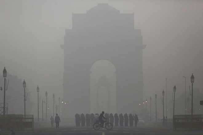 Delhi declares emergency, toxic smog thickens, toxic smog, smog in Delhi, Delhi smog, pollution in Delhi, Delhi pollution, toxic smog in Delhi, illegal crop burning, pollution emergency, Delhi pollution Delhi declares emergency, toxic smog thickens, toxic smog, smog in Delhi, Delhi smog, pollution in Delhi, Delhi pollution, toxic smog in Delhi, illegal crop burning, pollution emergency, Delhi pollution